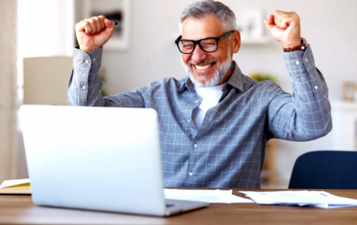 Professionelle Drehbucharbeit mit kreativen Werkzeugen und Notizen